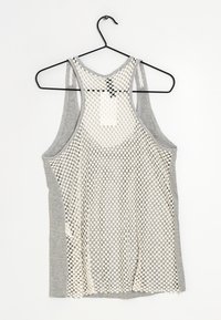 Šedý sportovní tílko s síťovaným designem, s racerback stylem. Přední část má texturovaný, tkaný vzor s lehkým vzhledem.