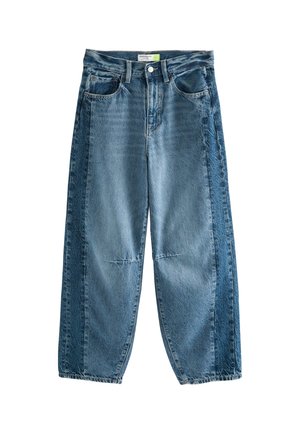 Jean en denim à coupe décontractée, présentant un design bicolore avec des panneaux latéraux plus foncés et des poches avant, bouton et passants de ceinture.