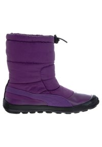 Botte d'hiver imperméable violette avec une tige rembourrée, un cordon élastique et une semelle en caoutchouc texturée. Elle possède un capuchon de orteil lisse et des accents contrastants.