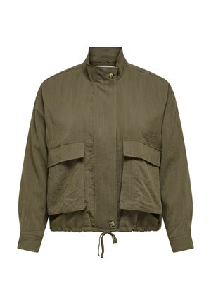 Veste décontractée vert olive avec col montant, deux grandes poches avant à rabat, fermeture par boutons, manches longues et ourlet réglable par cordon.