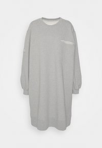 Grå oversized sweatshirtklänning med rund halsringning, långärmar och diskreta framfickdetaljer. Mjuk textur och avslappnad design.
