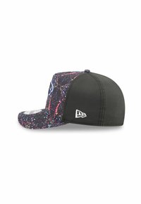 Casquette noire avec un design éclaboussé multicolore. Visière incurvée, tissu respirant avec de petites perforations, et logo brodé sur le côté.