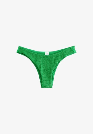 Fata de bikini verde cu un design texturat plisat. Prezintă o talie joasă și bretele laterale subțiri pentru o acoperire minimă.