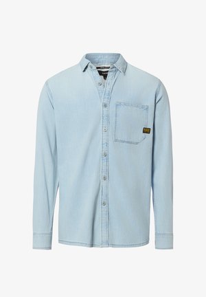 Lichtblauw denim overhemd met lange mouwen, knoopsluiting aan de voorkant, en een enkele borstzak met een klein zwart-geel merklabel.