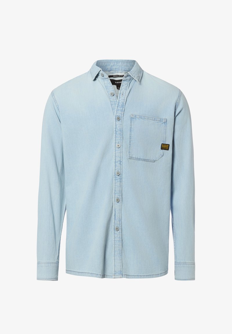 Hellblaues langärmeliges Denimhemd mit durchgehender Knopfleiste, einer einzelnen Brusttasche mit kleinem schwarzem und gelbem Markenetikett.