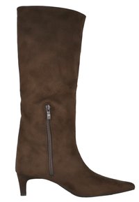 Bota de ante marrón hasta la rodilla con punta afilada, cremallera lateral y un tacón de 5 centímetros. Textura suave y silueta ajustada.