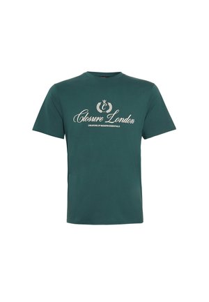 Donkergroene katoenen T-shirt met een witte bedrukte logo "Closure London" en decoratieve accenten. Klassieke ronde hals en korte mouwen.