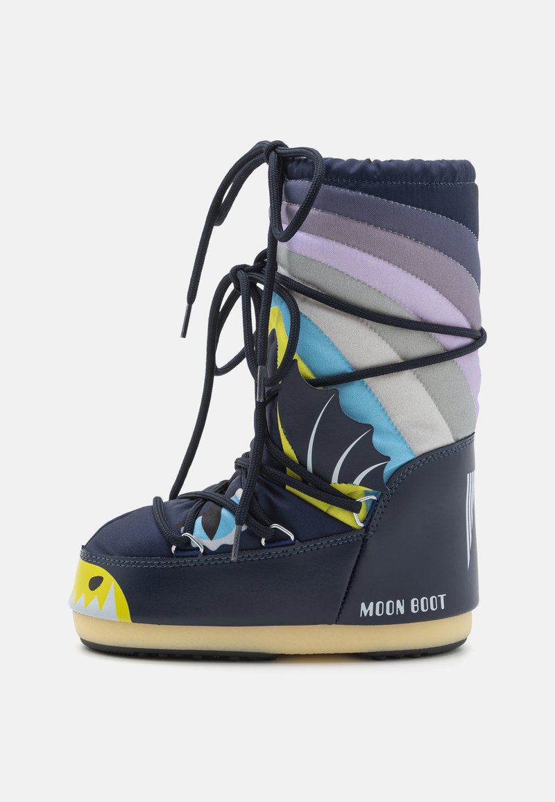 Sinine ja mitmevärviline Kuu Saapa, millel on kõrge, vooderdatud varreosa, paelakinnitus, kummitald ja graafilised disainid kollase ja helesinisega.