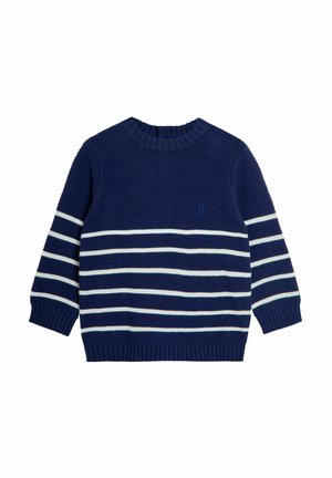 Pull en maille bleu marine avec des rayures blanches horizontales, col rond, poignets et ourlet côtelés. Écusson décoratif de voilier sur la poitrine.