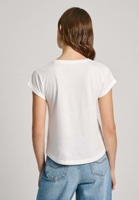 Pepe Jeans ELVIA - Trükipildiga T-särk - white