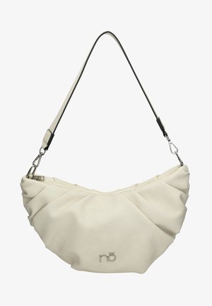 Bolso bandolera de cuero color crema en forma de media luna con cremallera plateada y correa desmontable, con pequeño logotipo de metal de la marca en el frente.