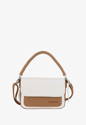 Bolso de cuero blanco con panel inferior marrón texturizado, asa entrelazada y detalle de logotipo. Cuenta con cierre de solapa y correa de hombro ajustable.