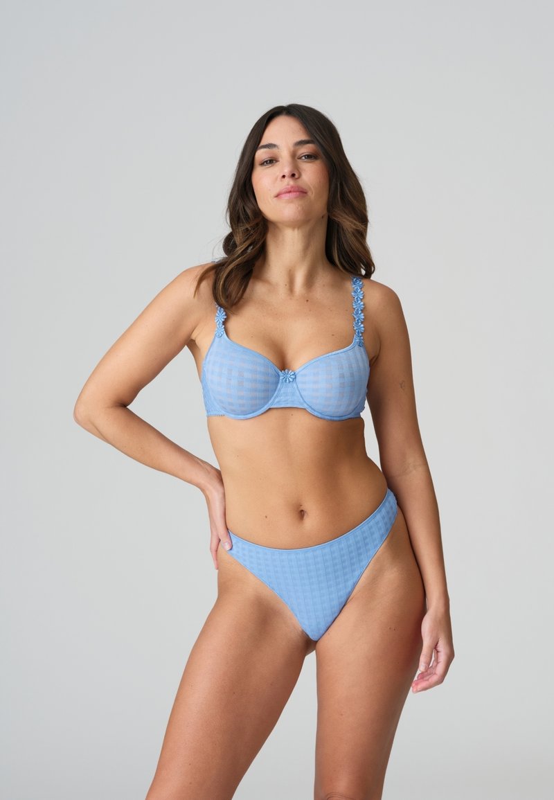 Set di bikini azzurro chiaro con motivo a scacchi, caratterizzato da un top balconette con dettagli floreali sulle bretelle e un slip a vita alta.