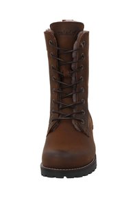 Stivale in pelle marrone con lacci, foderato in pelliccia sintetica, con punta rotonda e suola in gomma robusta. Presenta occhielli metallici per i lacci.