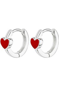 Orecchini a cerchio argentati con accenti a forma di cuore rossi, forma circolare, superficie liscia e chiusura a cerniera per una facile vestibilità.