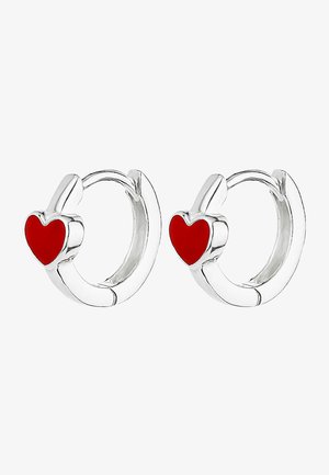 Orecchini a cerchio argentati con accenti a forma di cuore rossi, forma circolare, superficie liscia e chiusura a cerniera per una facile vestibilità.