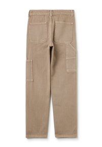 Beige cargobroek met rechte benen, achter- en zijzakken, gemaakt van duurzame katoenstof. Voorzien van dubbele stiknaden en versterkte naden.
