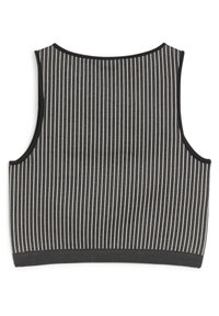 Stribet crop top i sort og hvid, der har et tætsiddende design, en rund halsudskæring og ribbet tekstur langs kanten og armhullerne.