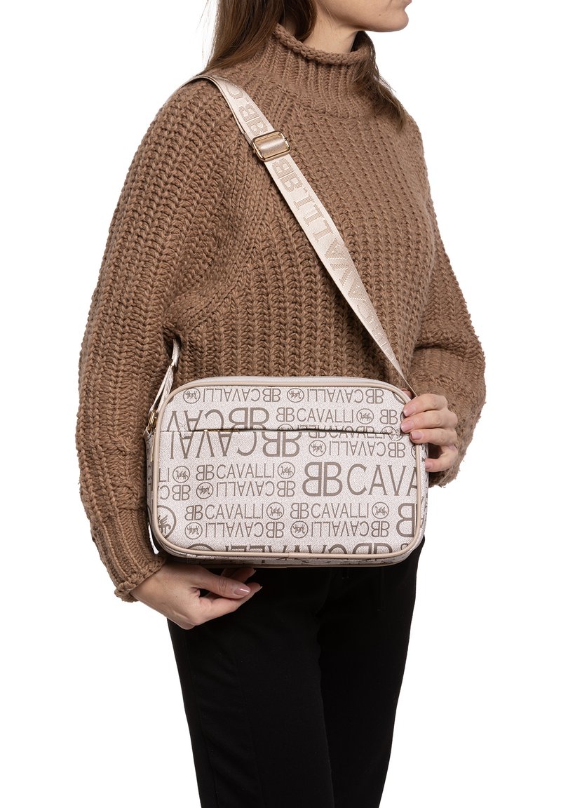 Borsa a spalla beige a motivo con design del logo in rilievo, forma rettangolare, tracolla regolabile con bordo del logo e scomparto con zip.
