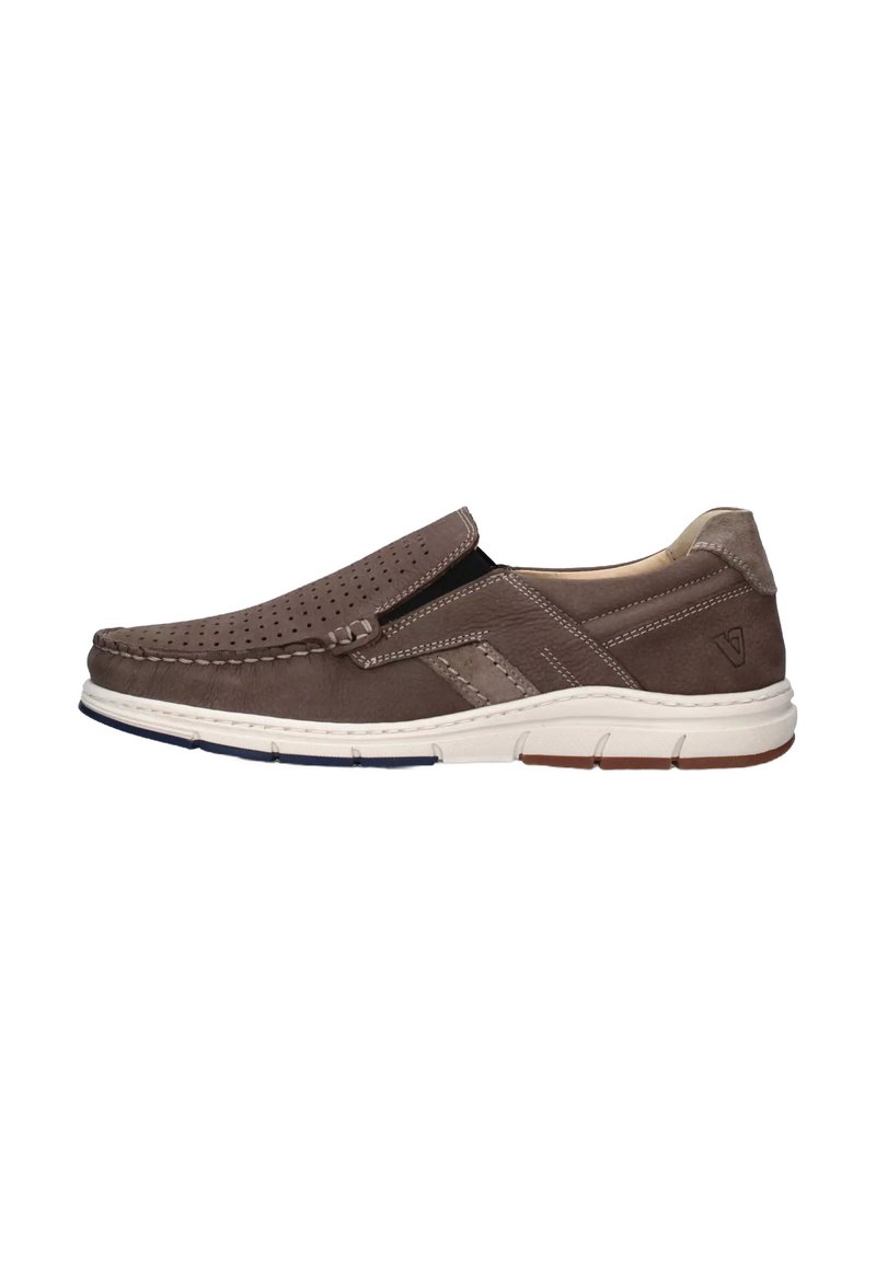 Scarpa slip-on in suede marrone con dettagli superiori perforati, goring elastico per una migliore vestibilità, suola bianca con accenti blu scuro e marrone.