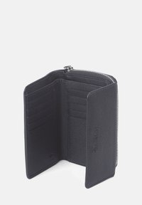 Svart läderplånbok med texturerad finish, som har flera kortfack, dragkedjestängning och en präglad logotyp på ena sidan.