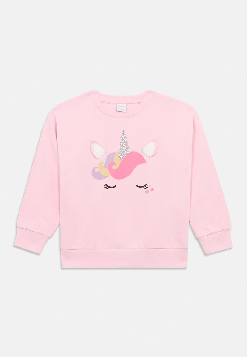 Helles rosa Langarm-Sweatshirt mit einem geschlossenen Einhorn-Gesicht, glitzerndem Horn, pastellfarbener Mähne, weißen Ohren und kleinen Herzakzenten auf der Vorderseite.