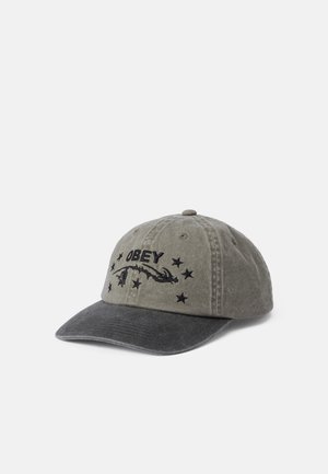 Gorra de béisbol de algodón gris con bordado negro, que presenta la palabra "OBEY" y un diseño de dragón, rodeado de pequeñas estrellas en la parte delantera.