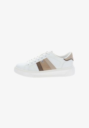 Sneaker bianca a taglio basso con strisce laterali beige e marroni, lacci bianchi e suola bianca spessa, mostrata di profilo destro.