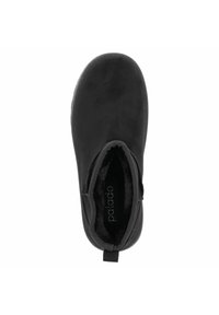 Černé nazouvací boty s hladkým svrškem, elastickými bočními panely, plochou podrážkou a měkkým podšívkou. Obsahují záznamový úchyt na zadní straně pro snadné obouvání.