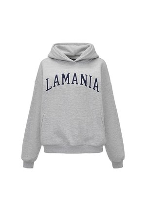 Pilkas, minkštos medžiagos džemperis su kapuce, kuriame yra didelis tamsiai mėlynas užrašas "LAMANIA" priekyje. Džemperis turi priekinę kišenę ir briaunuotą apatinę dalį.