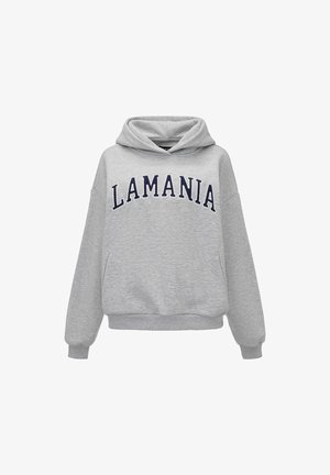 Šedá mikina z mäkkého materiálu s veľkým nápisom "LAMANIA" v námorníckej modrej farbe na prednej strane. Má predné vrecko a rebrovaný lem.