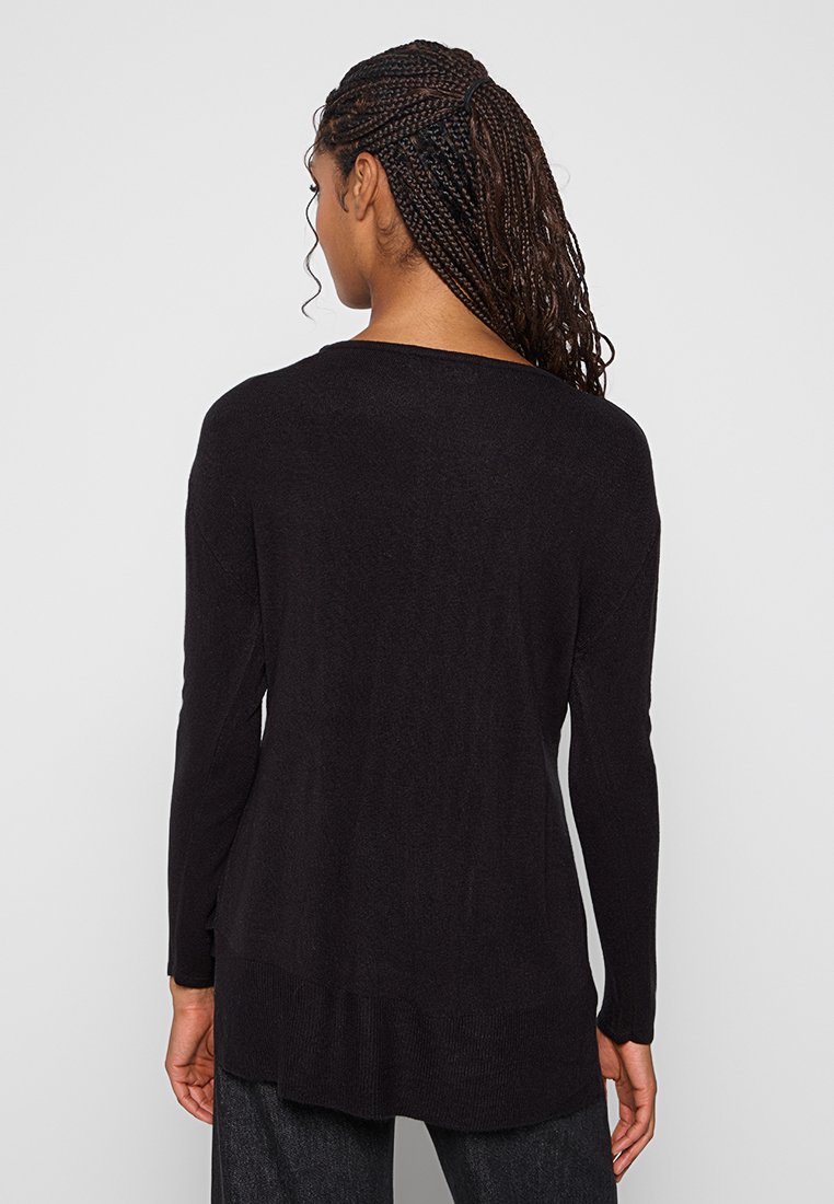 Schwarzer Strickpullover mit langen Ärmeln und einer lockeren Passform. Er hat einen runden Halsausschnitt und eine gerippte Struktur am Saum und an den Bündchen.