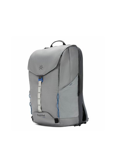 Mochila multifuncional gris con un diseño estructurado, correas ajustables, cierre frontal y acentos azules. Presenta un tejido duradero y bolsillos externos.