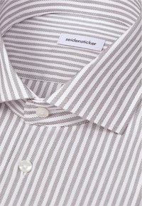 Chemise blanche à fines rayures verticales marron, col boutonné, avec une étiquette portant l'inscription "seidensticker" à l'intérieur du col.