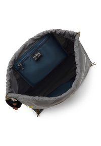 Grijze nylon tas met een ritssluiting, voorzien van een donkerblauwe binnenzak en een gestructureerde buitenkant. Zichtbare hardwareaccenten in goudkleur.