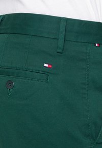 Tommy Hilfiger DENTON 1985 PIMA - Chinos - hunter