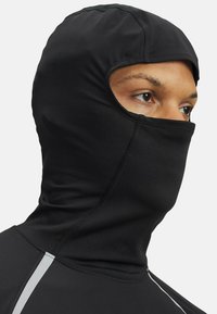 Zwarte balaclava met een nauwsluitend ontwerp, voorzien van een oogopening en een zachte textuur, accenten door een dunne grijze streep aan de zijkant.