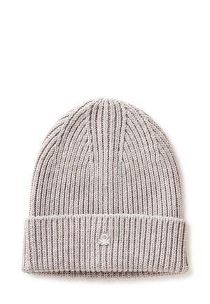 Grijze gebreide beanie met een geribde textuur, voorzien van een omgeslagen rand en een klein geborduurd logo aan de voorkant. Gemaakt van zacht, rekbaar materiaal.