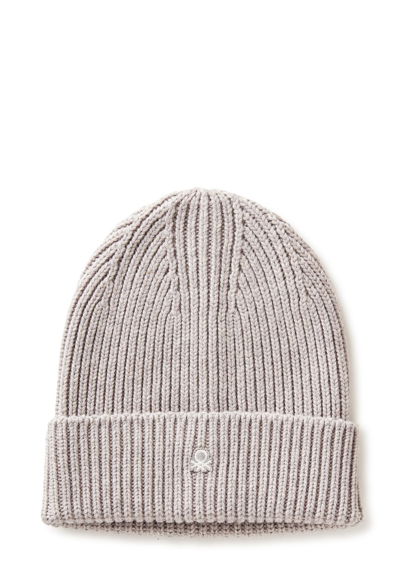 Šedá pletená čepice s ribbovanou texturou, se skládacím lemem a malým vyšitým logem vpředu. Vyrobena z měkkého, elastického materiálu.