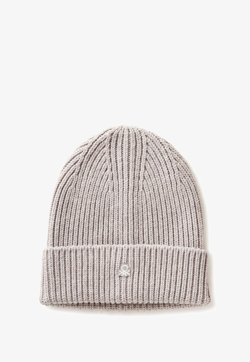 Šedá pletená čepice s ribbovanou texturou, se skládacím lemem a malým vyšitým logem vpředu. Vyrobena z měkkého, elastického materiálu.