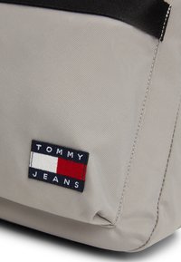 Tommy Jeans Dnevni ruksak - granite road