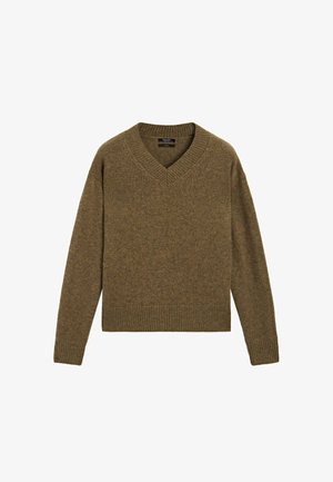 Brauner, gestrickter V-Ausschnitt Pullover mit langen Ärmeln sowie Rippbündchen und Saum, flach auf einem weißen Hintergrund ausgelegt.
