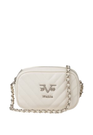 Crème gewatteerde, rechthoekige crossbodytas met zilveren kettingriem en "19 V 69 ITALIA" logo aan de voorkant.