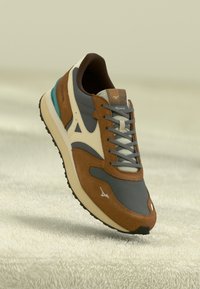 Unselected, quiet shade/banana crape/thrush