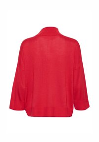 Pull rouge ample avec épaules tombantes et larges manches, avec un col rond haut, vu de dos sur fond blanc.