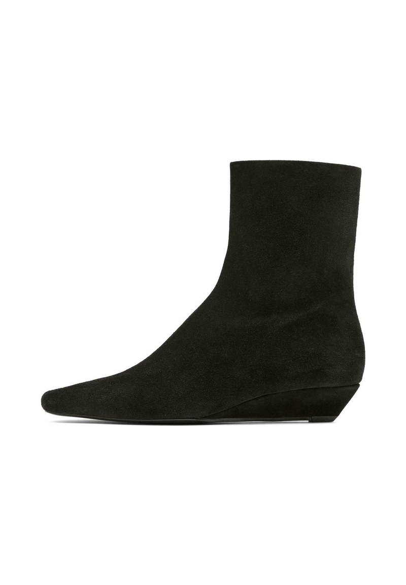 Stivale alla caviglia in suede nero con silhouette sottile e tacco a zeppa basso, progettato per un aspetto elegante e moderno.