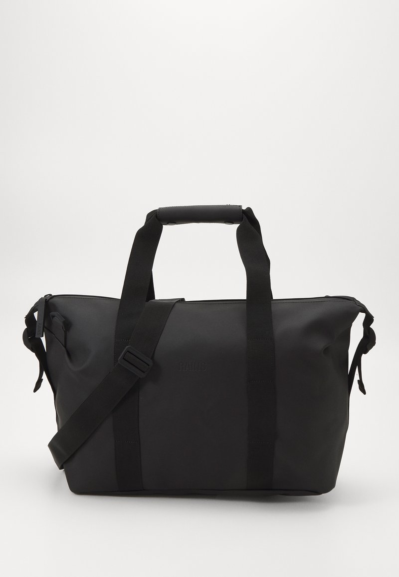 Sac de sport étanche noir avec une poignée robuste, une sangle d'épaule ajustable et un fond plat. Présente un design minimaliste et un logo embossé.