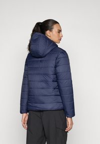 Marineblaue Daunenjacke mit Kapuze, mit gestepptem Muster, langen Ärmeln und einem glatten, leichten Stoff.
