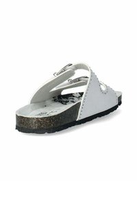 Sandal in pelle bianca con due fibbie metalliche regolabili, sottopiede in sughero e suola nera texturizzata, angolata per mostrare il retro e il lato.