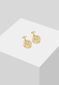 Orecchini circolari in oro con una texture martellata, dotati di chiusura a perno. Hanno una finitura lucida e un design semplice e moderno.